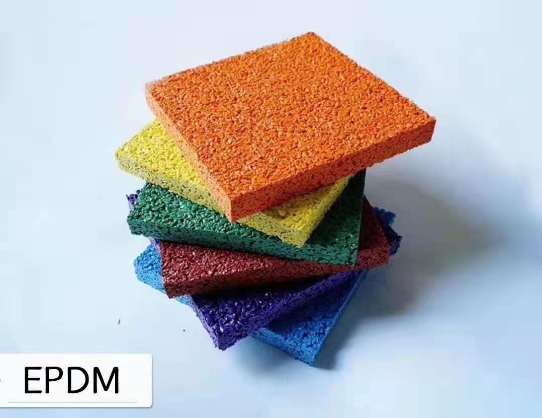 EPDM塑胶跑道是一种由EPDM颗粒、颜料和粘合剂组成的塑胶跑道材料。这种跑道具有多种优点，包括耐用、防滑、抗钉止滑、环保无毒、颜色持久等。